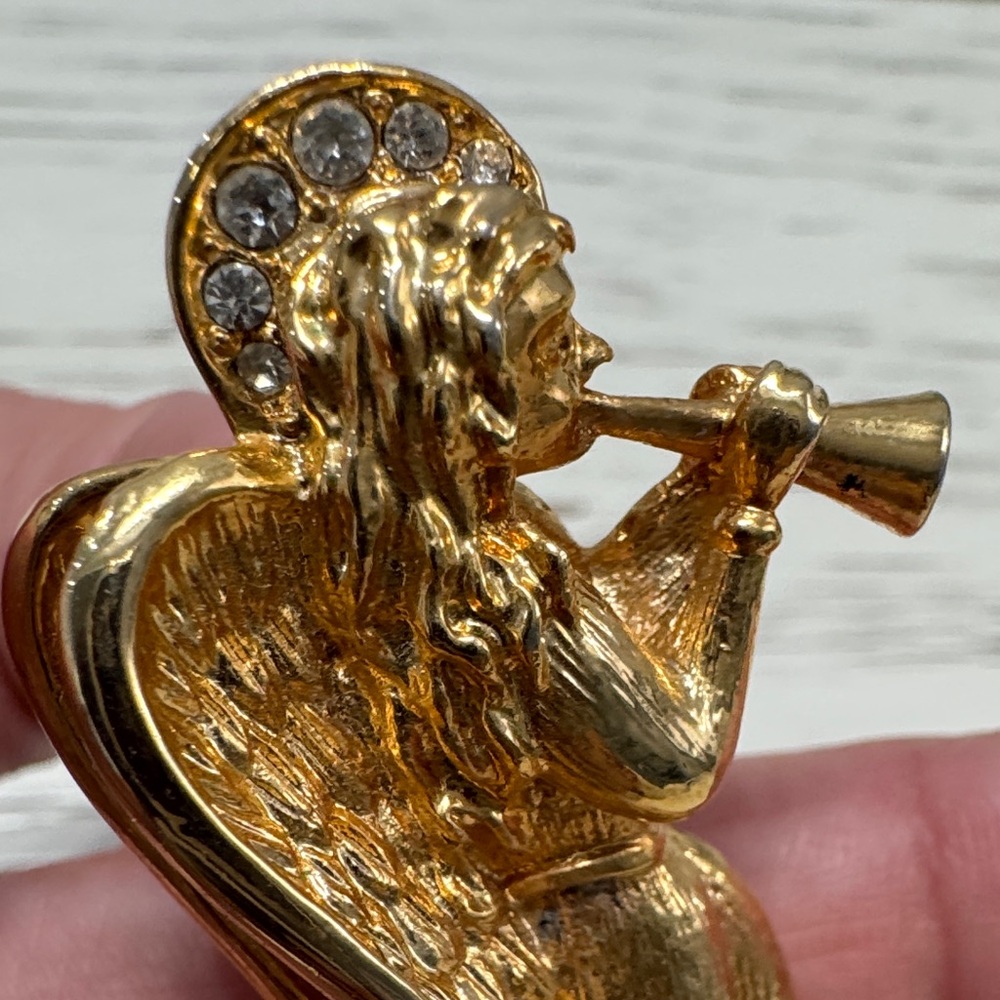 Golden Angelic Brooch - Picture 3 of 8